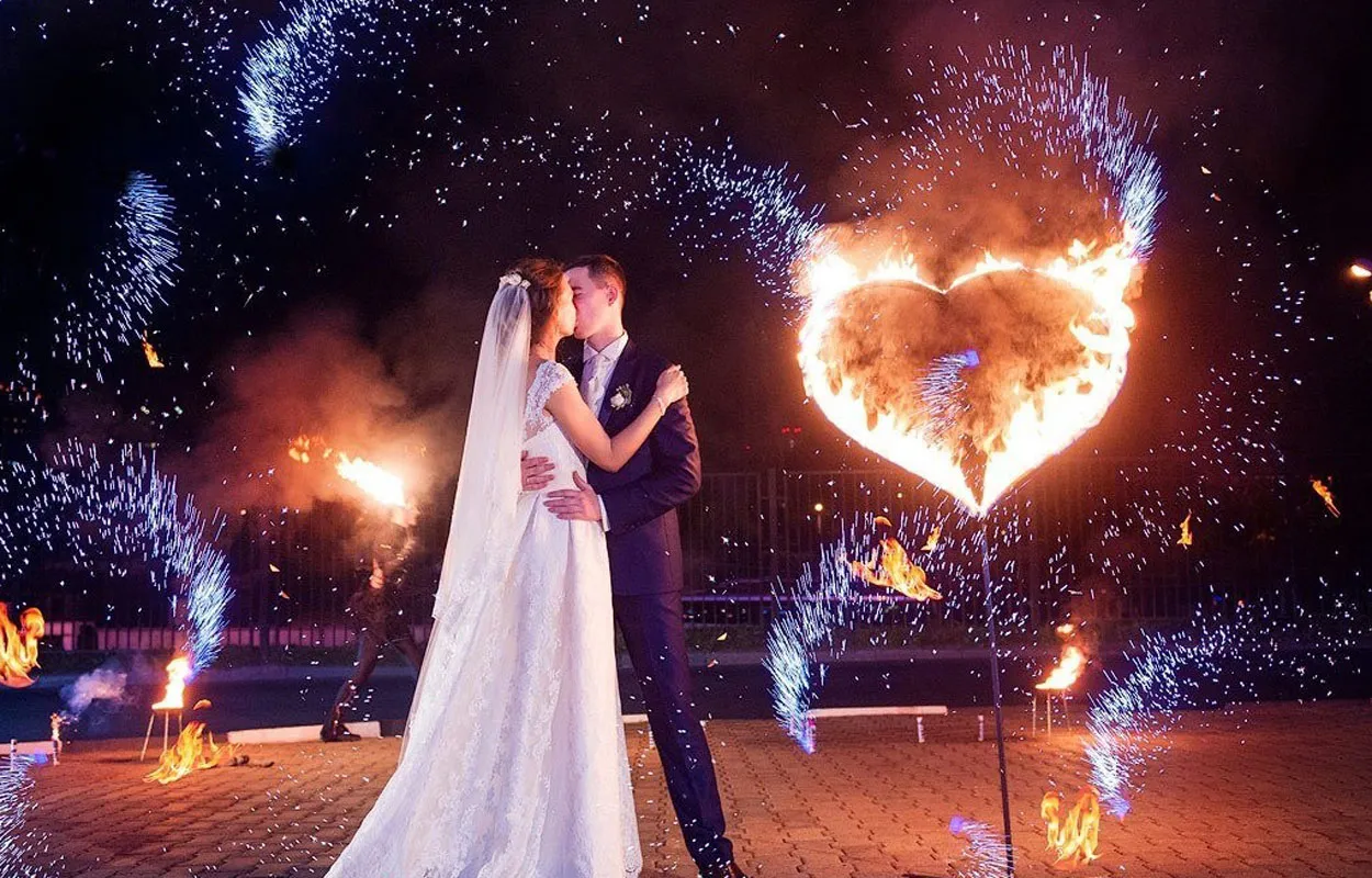 Огненный фейерверк горящие сердца — Воронеж Наземный салют в форме горящего сердца – это незабываемое шоу, которое создает самые яркие эмоции у молодоженов и приглашенных зрителей, гостей свадебного торжества. Современные пиротехнические изделия профессионального типа позволяют организовать захватывающие фейерверк шоу во главе с искристыми фонтанами в форме горящего сердца, букв, слов, цифр. Горящие салюты - сердца подчеркнут тематику свадебного торжества и помогут выделить главные моменты свадьбы — Воронеж организация и проведение фейерверк шоу от магазина пиротехники — Воронеж Огненный фейерверк горящие сердца — Воронеж Наземный салют в форме горящего сердца – это незабываемое шоу, которое создает самые яркие эмоции у молодоженов и приглашенных зрителей, гостей свадебного торжества. Современные пиротехнические изделия профессионального типа позволяют организовать захватывающие фейерверк шоу во главе с искристыми фонтанами в форме горящего сердца, букв, слов, цифр. Горящие салюты - сердца подчеркнут тематику свадебного торжества и помогут выделить главные моменты свадьбы — Воронеж организация и проведение фейерверк шоу от магазина пиротехники — Воронеж