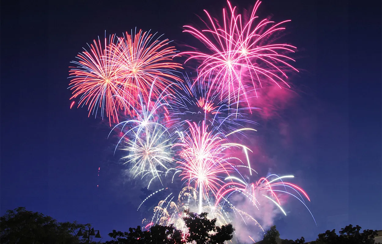 Высотный салют Воронеж Высотный салют – слагаемые пиротехнического эффекта. Визуальный эффект высотного салюта - заряд летит на высоту, соответствующую калибру пусковой мортиры. После выстрела из пушки пиротехнический шар высотного салюта достигает высоты 100, 150 или все 300 метров, где взрывается ослепительно – яркой огненной сферой. организация и проведение фейерверк шоу от магазина пиротехники — Воронеж Высотный салют Воронеж Высотный салют – слагаемые пиротехнического эффекта. Визуальный эффект высотного салюта - заряд летит на высоту, соответствующую калибру пусковой мортиры. После выстрела из пушки пиротехнический шар высотного салюта достигает высоты 100, 150 или все 300 метров, где взрывается ослепительно – яркой огненной сферой. организация и проведение фейерверк шоу от магазина пиротехники — Воронеж