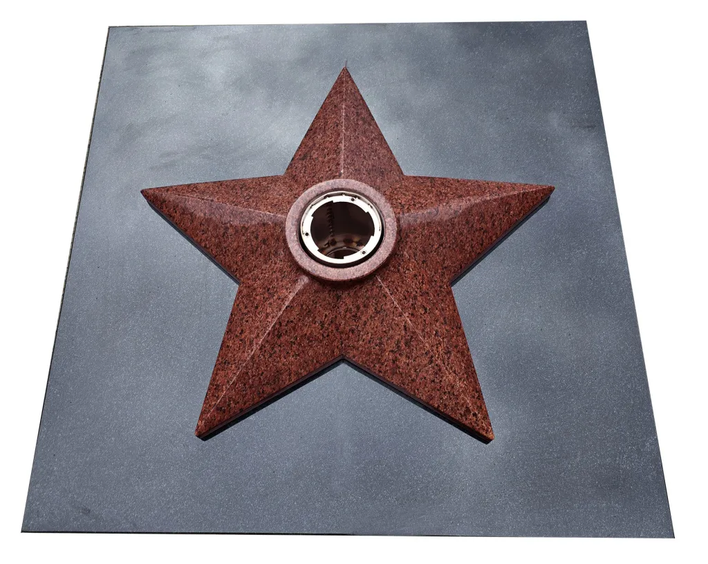 Звезда из красного гранита Вечный огонь от производителя Звезда из красного гранита Вечный огонь от производителя